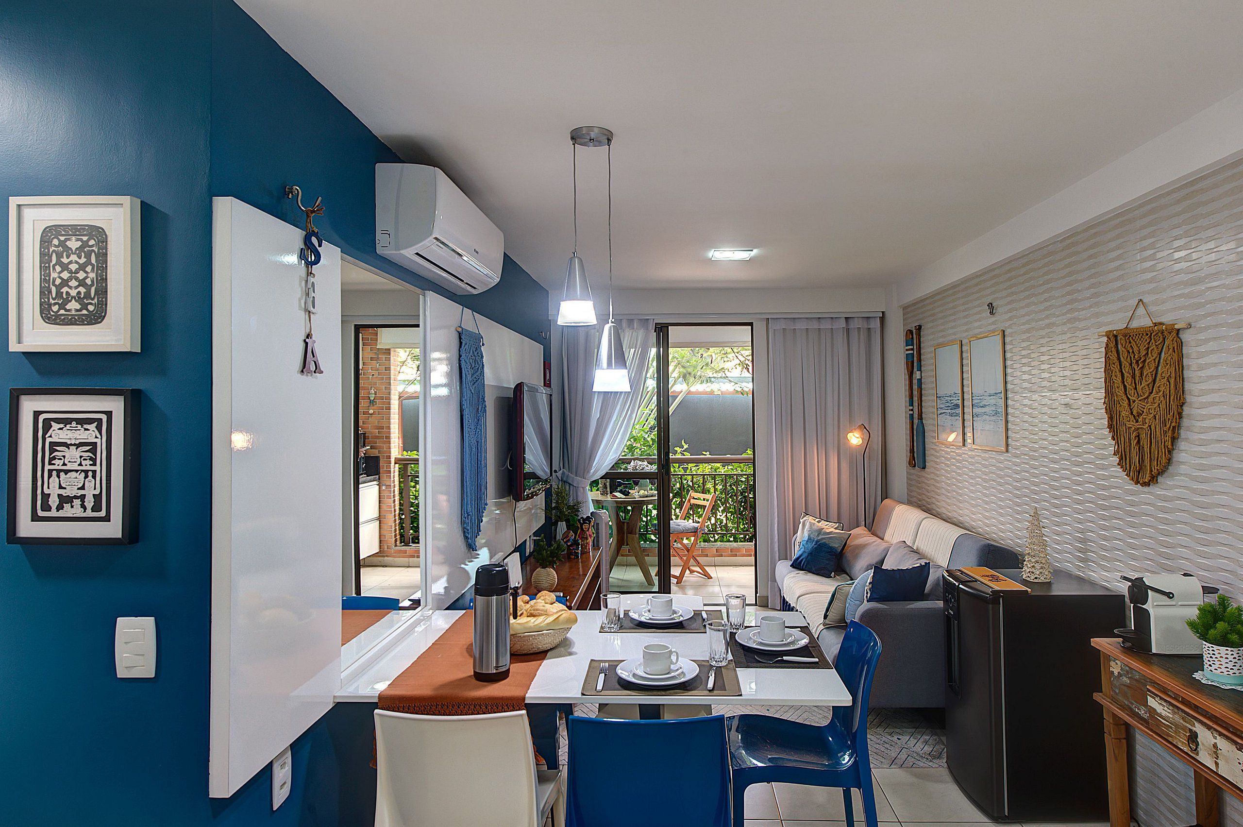 Un espacio habitable moderno con comedor, sofá y cocina.