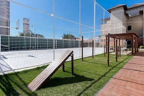 A sports court with a wooden bench and a pergola structure. - Apart em Porto das Dunas por Carpediem (Aquiraz)
