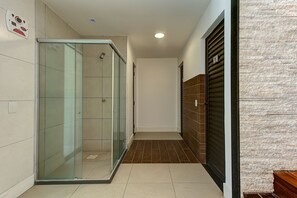 Shower, towels, toilet paper - Apart em Porto das Dunas por Carpediem (Aquiraz)