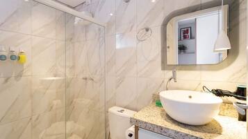 Suite 5 | Banheiro | Chuveiro, secador de cabelo, toalhas de banho