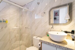 Ducha, secador de pelo, toallas