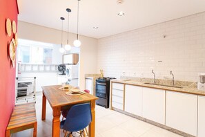 Refrigerador, microondas, horno, utensilios de cocina