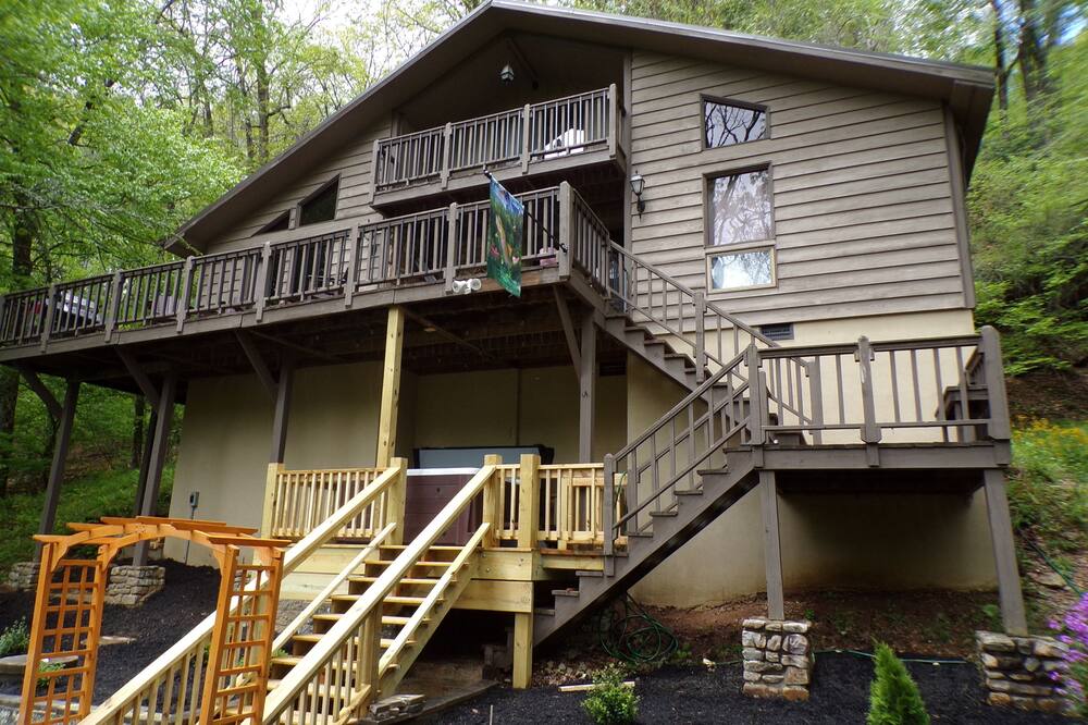 MT Nest - Secluded Cottage on the New River!