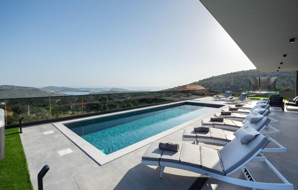 Piscina externa, espreguiçadeiras