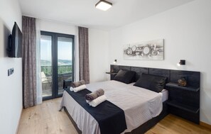 5 bedrooms, travel crib, free WiFi, bed sheets