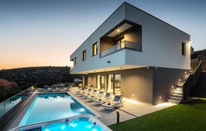 Una piscina al aire libre, tumbonas
