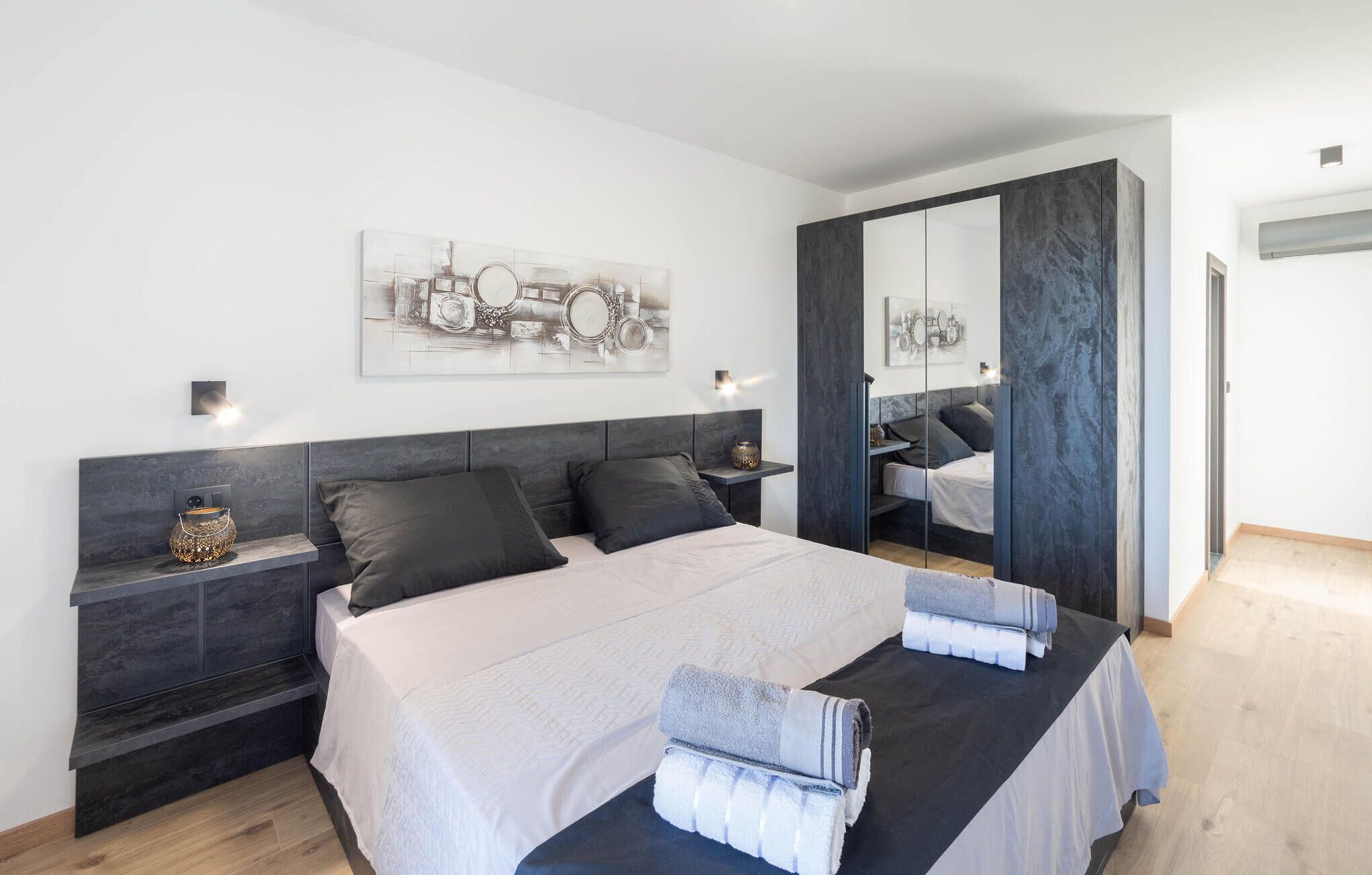 5 bedrooms, travel crib, WiFi (free)