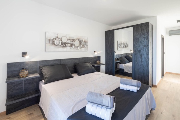 5 bedrooms, travel crib, WiFi (free)