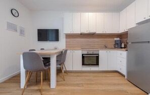 Fridge, oven, stovetop, coffee/tea maker