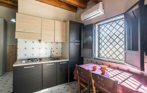 Refrigerador, parrilla de estufa y utensilios de cocina 