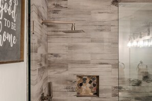 Combined shower/tub, hair dryer, towels, soap - Furnished, Private 2 bedroom cabin (overgaard)