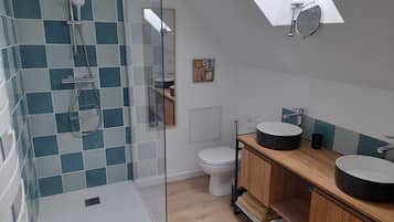 Douche, sèche-cheveux, serviettes fournies, savon