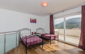 2 bedrooms, iron/ironing board, travel cot, free WiFi - Beach front home in Vinisce with sauna (Vinisce)