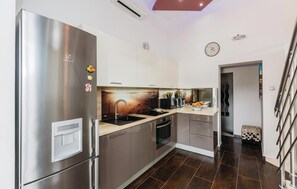 Frigorífico, horno, lavavajillas y cafetera o tetera