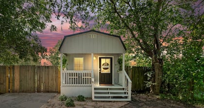 Cute & Cozy Tiny House Minutes to Downtown Waco!