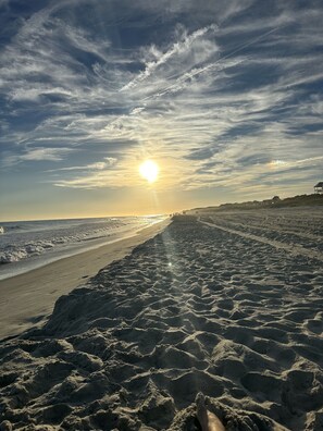 Beach nearby - Oceanfront Condo-Sleeps 4-Newly Renovated (Emerald Isle)