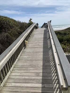 Property grounds - Oceanfront Condo-Sleeps 4-Newly Renovated (Emerald Isle)