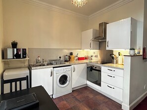 Fridge, microwave, oven, coffee/tea maker - Economical 2 bedroom property just off the famous Royal Mile (Edinburgh)
