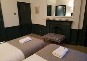 2 bedrooms, iron/ironing board, travel cot, free WiFi - fantastic 2 bedroom on a bohemian street in Edinburgh's New Town (Edinburgh)