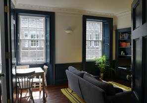 TV - fantastic 2 bedroom on a bohemian street in Edinburgh's New Town (Edinburgh)