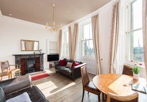 Smart TV - Incredible 1 bedroom + sofabed on the famous Royal Mile 200 metres from Edinburgh Castle (Edinburgh)