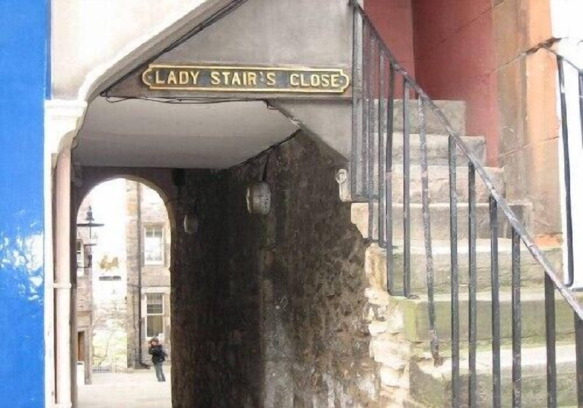 Una scala chiusa con un cartello che riporta la scritta 'Lady Stair's Close'.