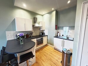 Kühlschrank, Mikrowelle, Ofen, Geschirrspüler