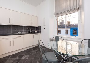 Réfrigérateur, micro-ondes, four, lave-vaisselle