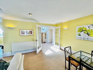 Interior - Fantastic 2 bedroom property with astounding views of the famous historic Royal Mile. (Edinburgh)