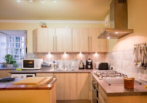 Kühlschrank, Mikrowelle, Ofen, Geschirrspüler