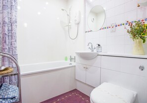 Hair dryer, towels - 1 bedroom + sofabed property in the heart of the historic Old Town (Edinburgh)