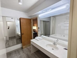 Room, 1 King Bed, Non Smoking | Bathroom
