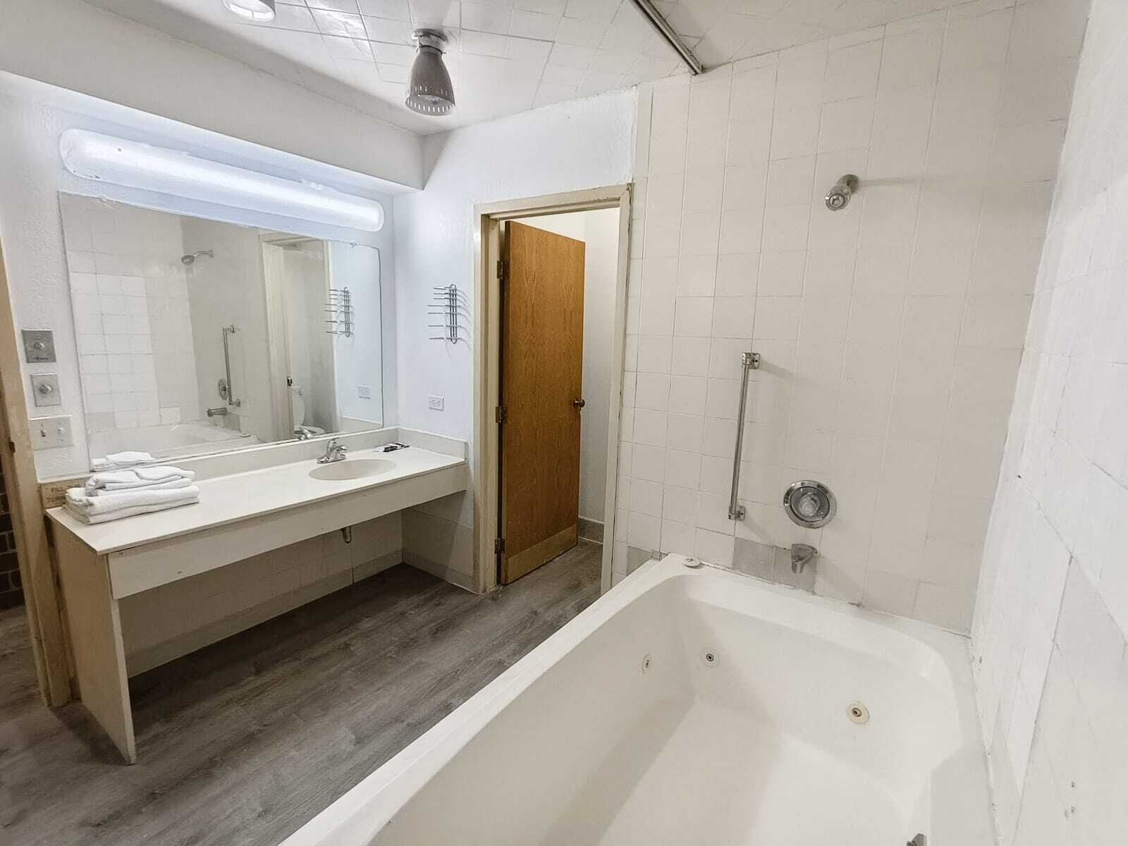 Quarto, 1 cama King, para não fumantes | Banheiro | Produtos de toalete grátis, toalhas de banho