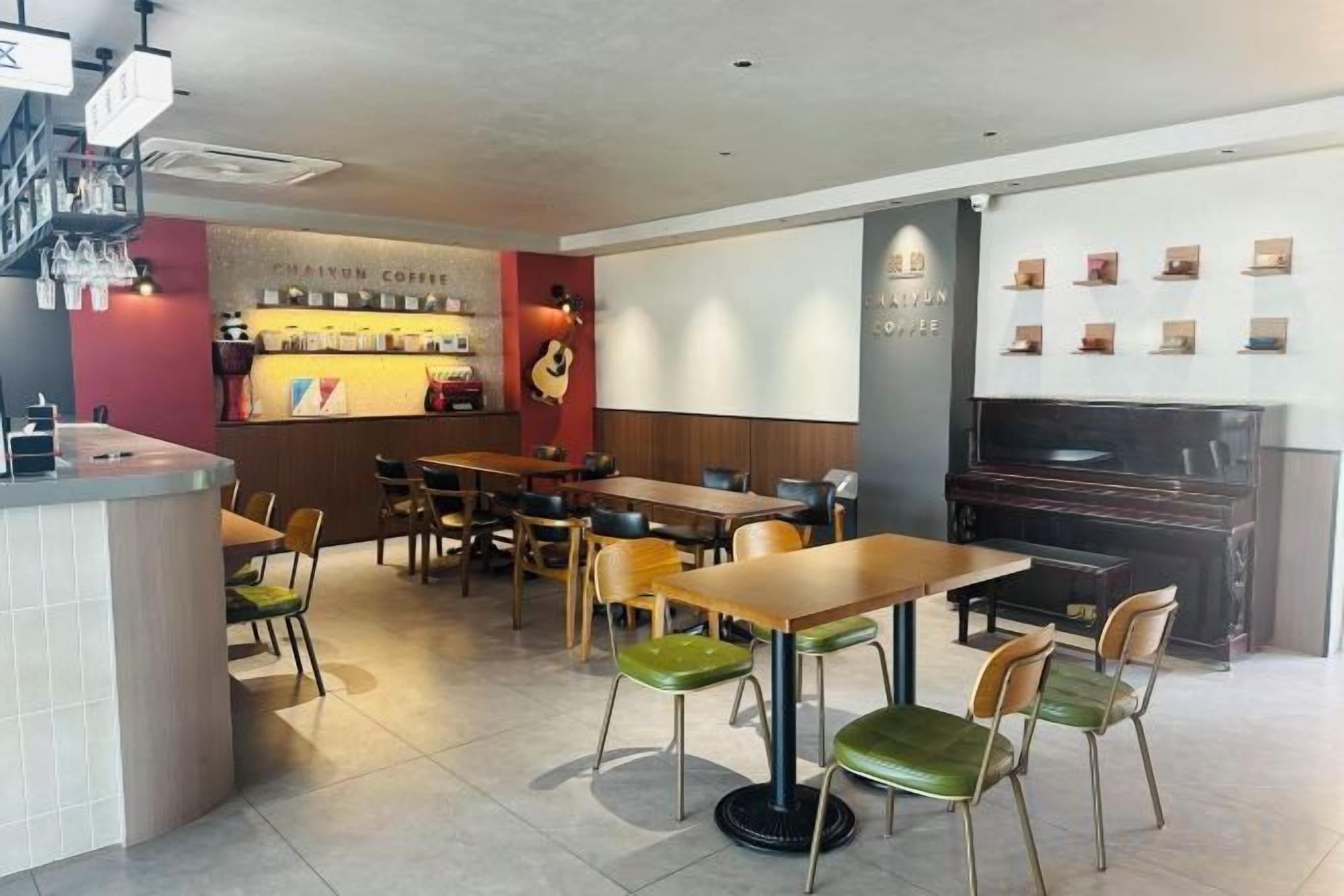 Un restaurant doté d’un bar, de tables, de chaises et d’un piano.