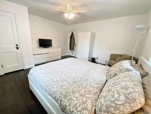 3 chambres, bureau, fer et planche à repasser, lit de bébé portatif