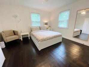 3 bedrooms, desk, iron/ironing board, travel cot