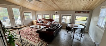 Mayberry’s Best! Peaceful, Bonus Room, Deck, Huge Yard, 5 min to downtown 