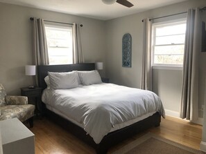 3 bedrooms, desk, iron/ironing board, free WiFi