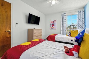 4 bedrooms, iron/ironing board, travel crib, WiFi - SW40 - 3BR Tropical Oasis Near Disney & Pool (Kissimmee)