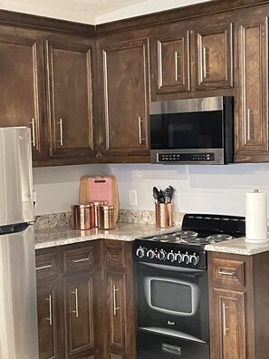 Frigorifero, microonde, forno, piano cottura