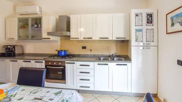 Réfrigérateur, plaque de cuisson, cafetiÚre/bouilloire