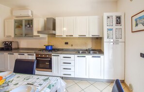 Refrigerador, parrilla de estufa y cafetera y tetera 