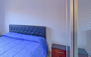 1 bedroom, travel cot, free WiFi, bed sheets