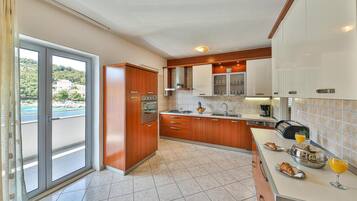 Fridge, oven, stovetop, dishwasher