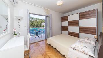 4 bedrooms, travel crib, free WiFi, bed sheets