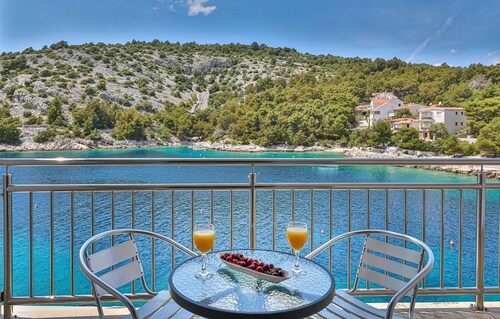 Haus am Strand in Razanj mit Seeblick
