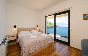 4 bedrooms, travel crib, free WiFi, bed sheets