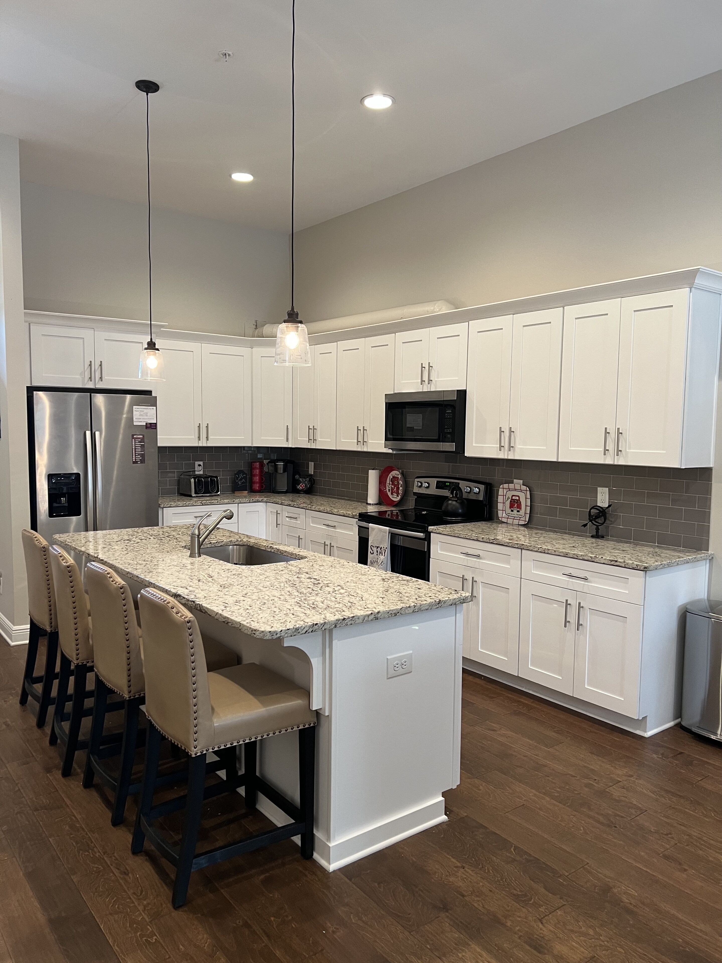 Summit on 7th  3 blocks from downtown  12 blocks to campus Sleeps 7