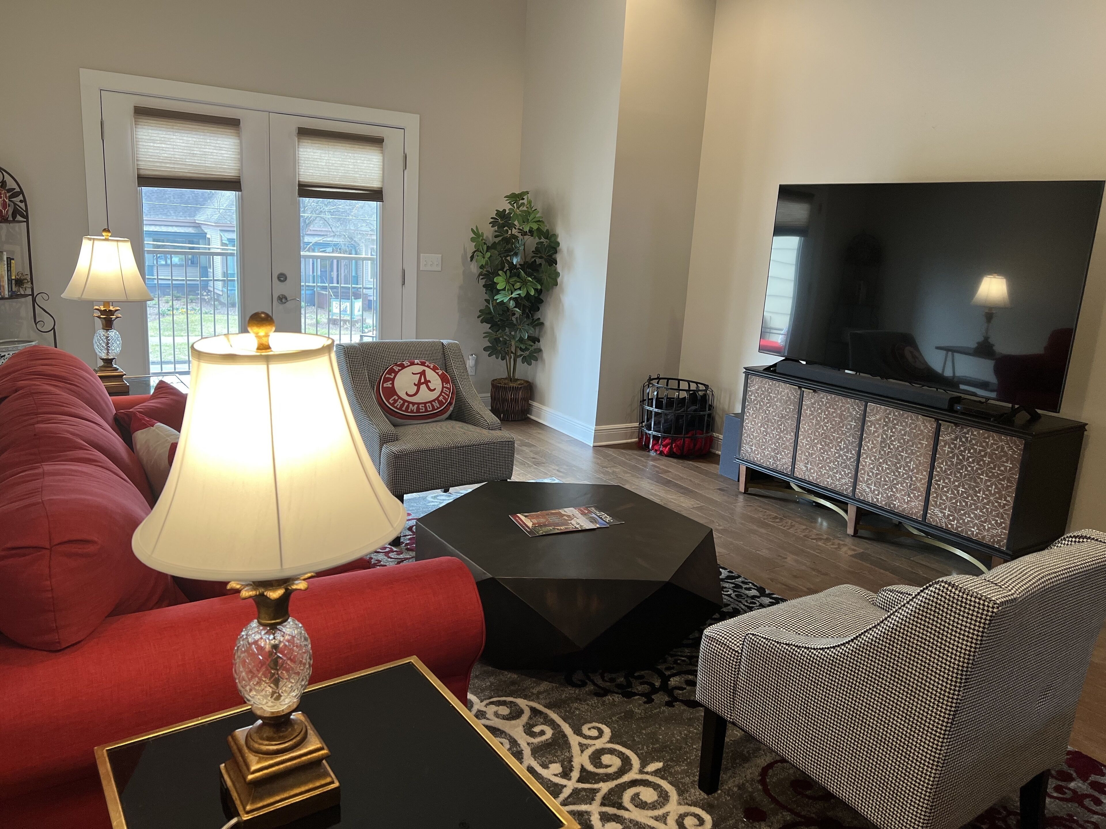 Summit on 7th  3 blocks from downtown  12 blocks to campus Sleeps 7