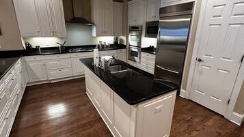 冰箱、微波炉、烤箱、炉灶